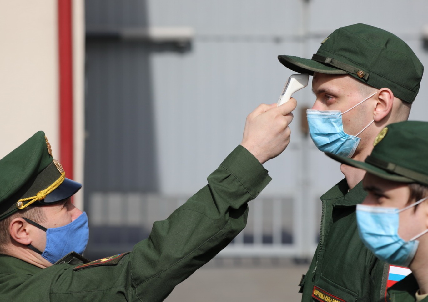 Ограничение по военной службе. Осенний призыв 2020 СПБ. Военный в медицинской маске. Призывники 2020. Военнослужащий в маске.